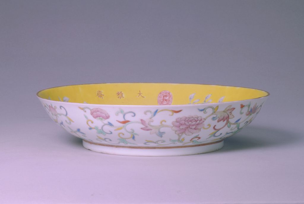 图片[1]-Yellow ground ink colored butterfly pattern plate-China Archive